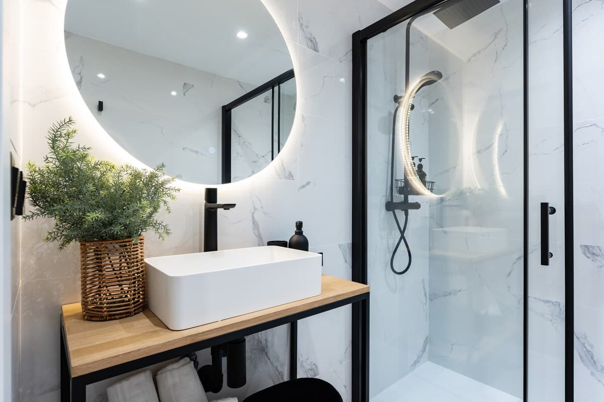 Combined Shower and Tub Bathroom